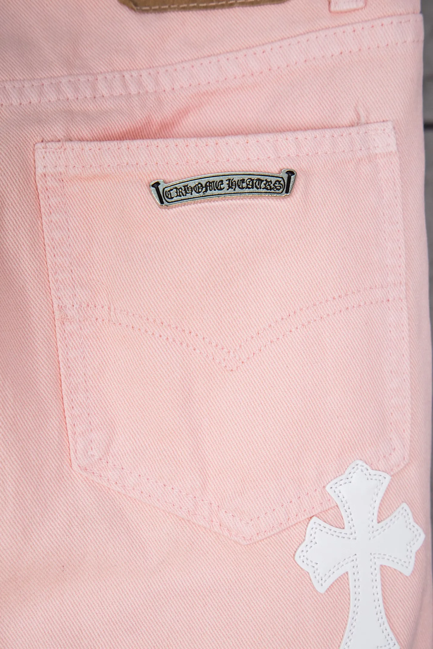 P270 Top version CH Chromehearts 2025 new limited edition white cross patchwork leather couple style washed loose pink jeans 💜 Top ceiling quality Styles with different washed textures, very friendly to people with thin legs and thick legs, straight and loose version very flattering leg shape Timeless moderate length, easy to match with casual, basic styling for various styles, a must-have in the wardrobe! The fabric is stiff but also makes the upper body soft without losing texture. The washing process is even more perfect. It is a must-have item for everyone! ! ! Washed wheat, hang tag, pants label, complete with three labels, color: pink, size: 28, 30, 32, 34